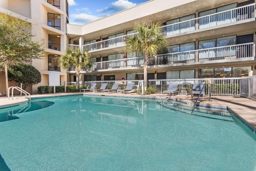 More Photos Of 11 Lemoyne Ave, Hilton Head Island Hotel For Sale