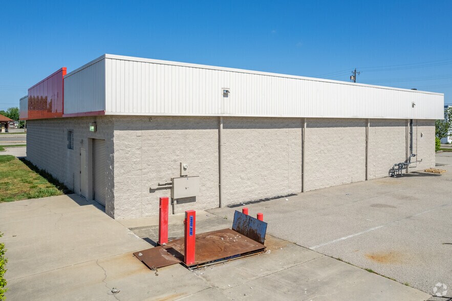 More Photos Of 65 N University Blvd, Middletown Showroom For Lease