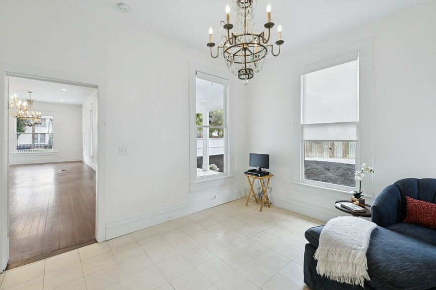 More Photos Of 321 E Dewey Pl, San Antonio Office For Sale