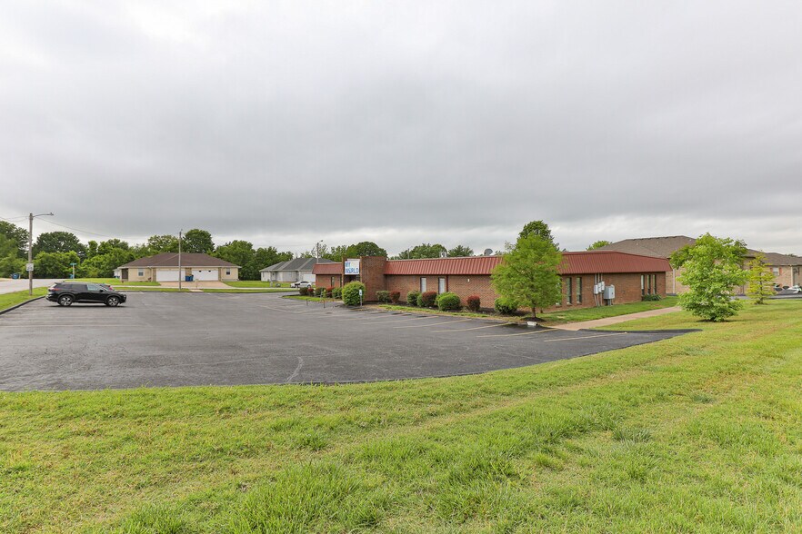 More Photos Of 500 W Daniels St, Ozark Office For Sale