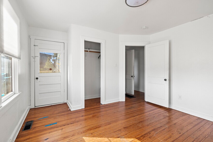 More Photos Of 616 W Live Oak St, Fredericksburg General Retail For Sale