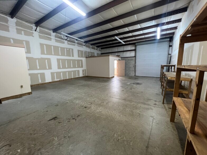 More Photos Of 7610 Industrial Ln, Tampa Warehouse For Lease