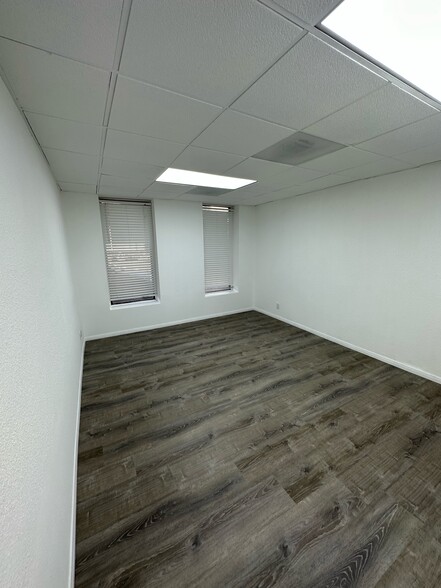 More Photos Of 135 N Victory Blvd, Burbank Light Distribution For Lease