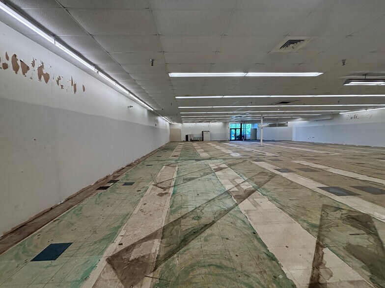 More Photos Of 427-429 W McIntyre St, Mullins Unknown For Lease