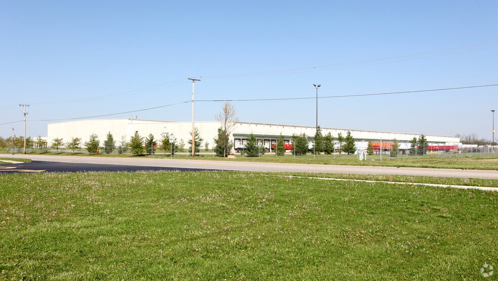 More Photos Of 475 E High St, London Distribution For Lease