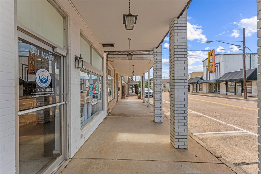 More Photos Of 313 E Main St, Humble Showroom For Sale