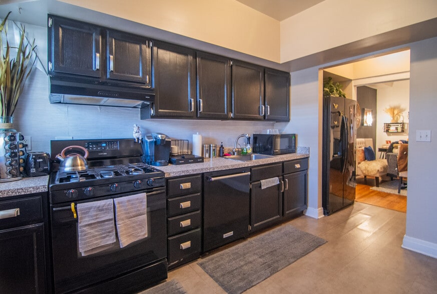 More Photos Of 844 W Lakeside Pl, Chicago Multifamily For Sale