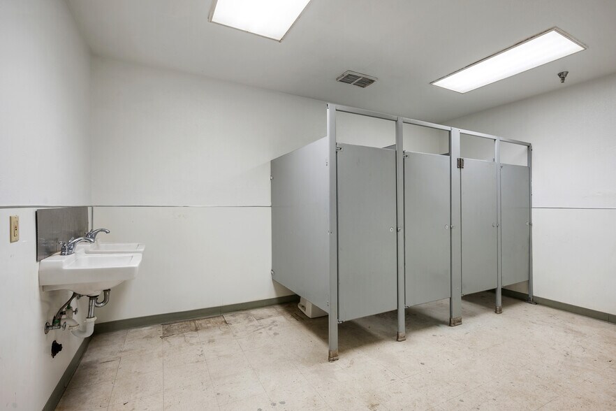 More Photos Of 1570 W Mission Blvd, Pomona Manufacturing For Lease