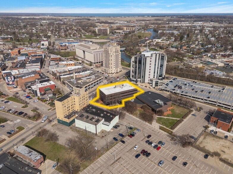 More Photos Of 10 S Main St, Mount Clemens Office For Lease