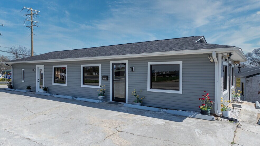 More Photos Of 121 13th St SW, Hickory Office For Sale