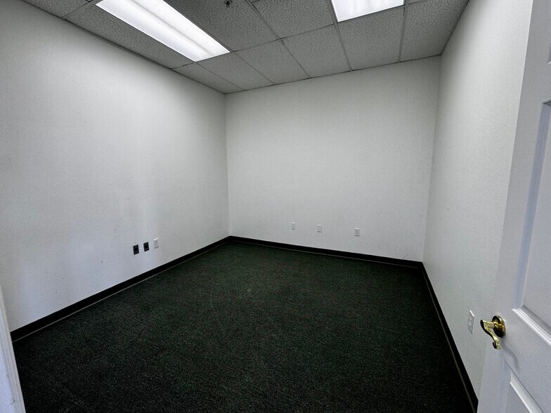 More Photos Of 8251-8259 Blaikie Ct, Sarasota Light Manufacturing For Lease