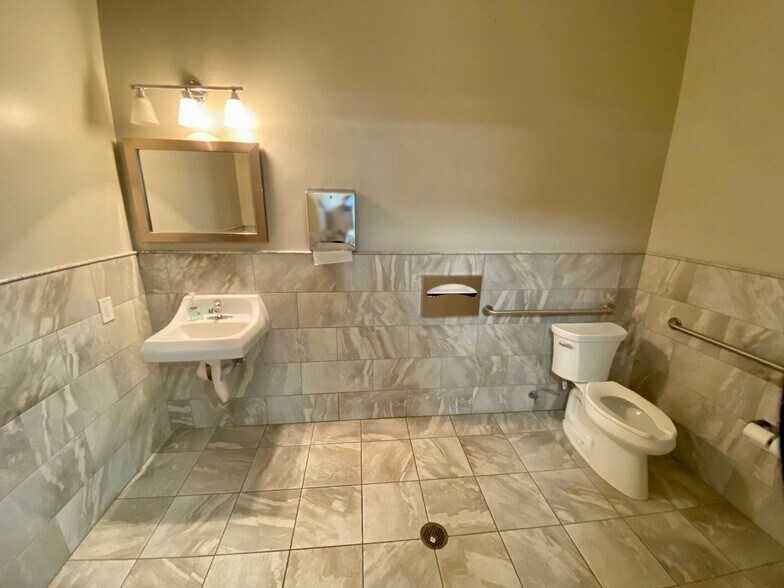 More Photos Of 9160 Deering Ave, Chatsworth Warehouse For Lease