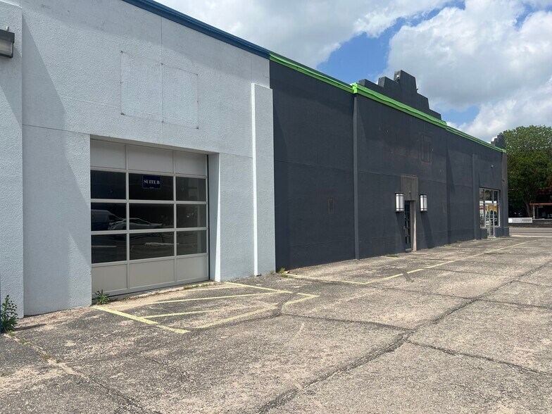 More Photos Of 921 E Douglas Ave, Wichita Auto Repair For Lease
