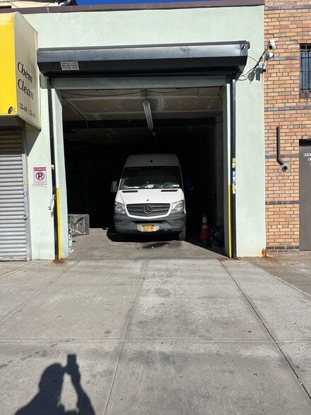 More Photos Of 3367-3369 55th St, Woodside Warehouse For Lease