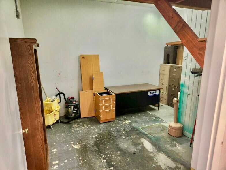 More Photos Of 5424 W Oak St, Palestine Showroom For Lease