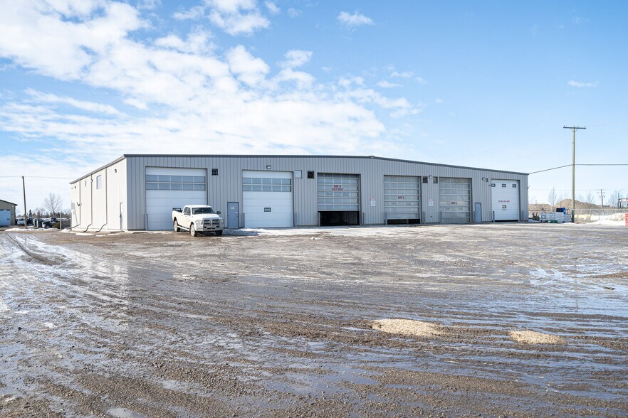 More Photos Of 4807 40 Av, Lloydminster Warehouse For Lease