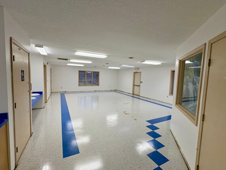 More Photos Of 615 Beardsley St, Boyne City Office For Sale