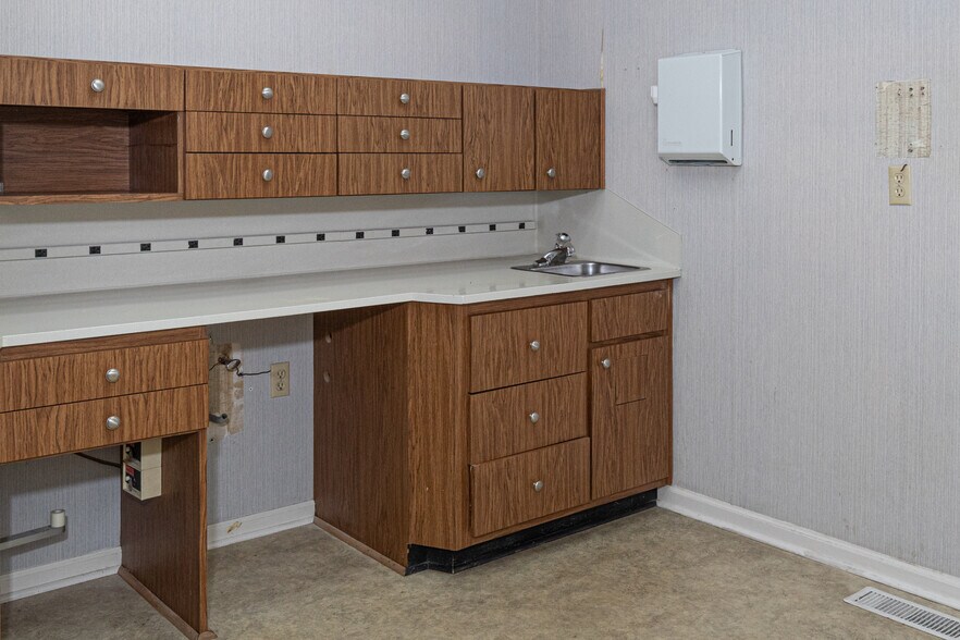 More Photos Of 3830 Rosemont Dr, Columbus Office For Sale