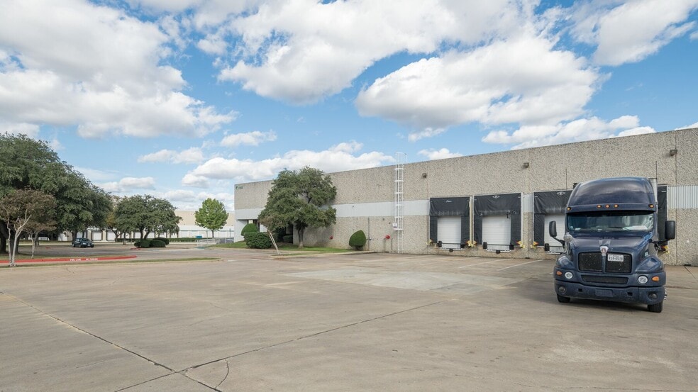More Photos Of 1202 Avenue T, Grand Prairie Distribution For Lease
