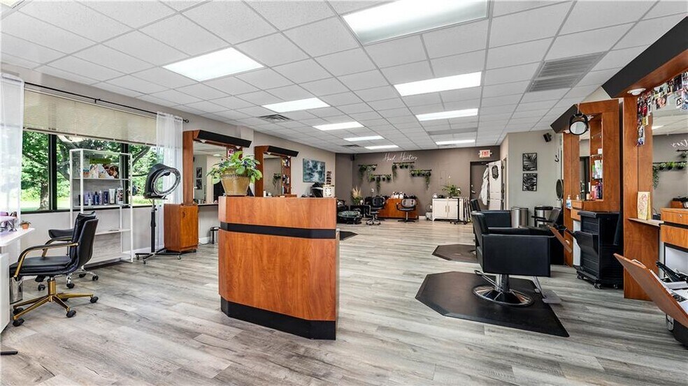 More Photos Of 201-229 Lee Town Rd, Pea Ridge Storefront For Sale