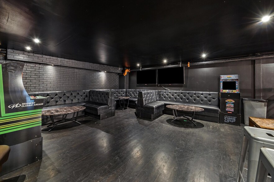 More Photos Of 110 Main St, Houston General Retail For Lease