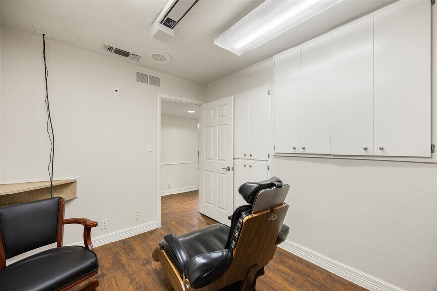 More Photos Of 310 W Bluff St, Granbury Office For Sale