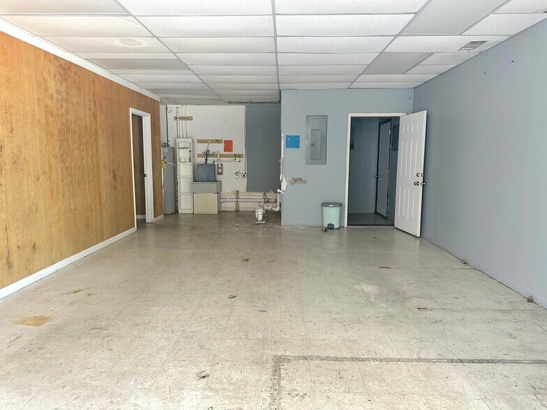 More Photos Of 609 E Montgomery Cross Rd, Savannah Restaurant For Lease
