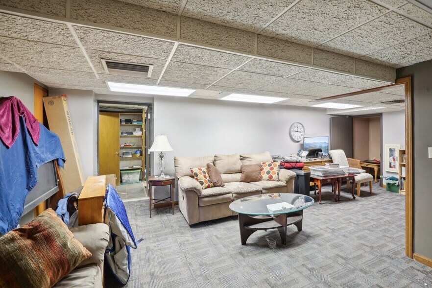 More Photos Of 101 Jones St, Barneveld General Retail For Sale