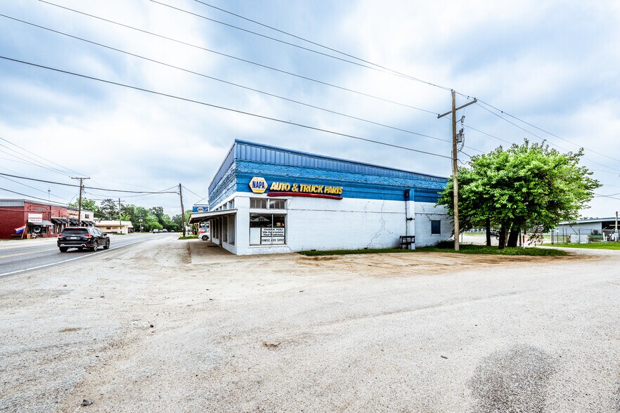 More Photos Of 201 Gibbs St, New Waverly Freestanding For Sale