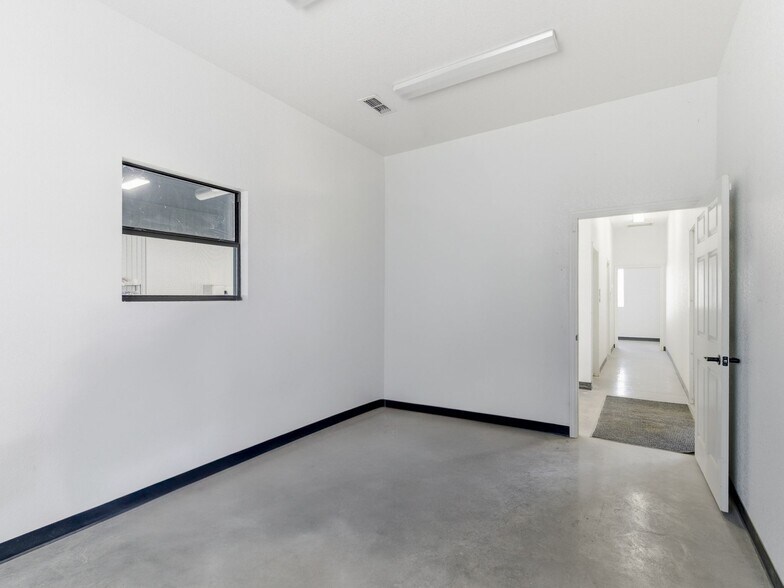 More Photos Of 1511 S Graham St, Stephenville General Retail For Sale