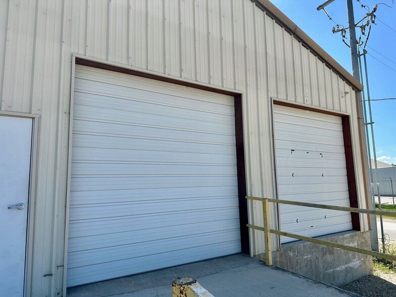 More Photos Of 200-232 W New Braunfels St, Seguin Warehouse For Lease