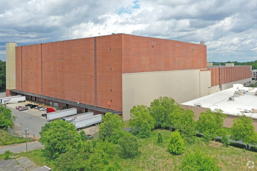 More Photos Of 2801 Lawndale Dr, Greensboro Distribution For Lease