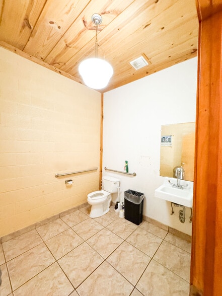 More Photos Of 115 E 8th St, Cisco Restaurant For Sale