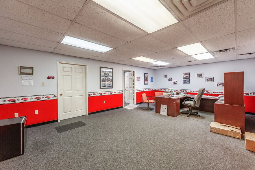 More Photos Of 39 N Madison Dr, Humboldt Showroom For Sale