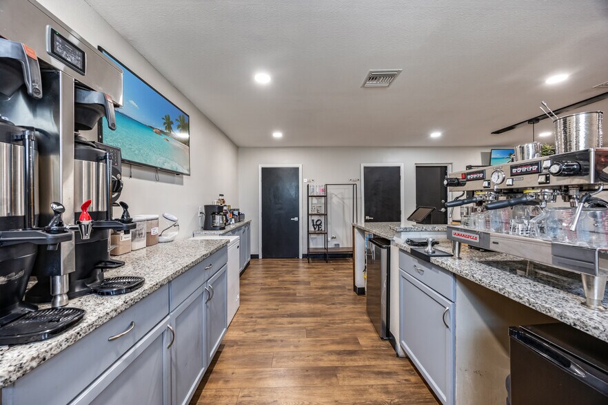 More Photos Of 2787 Aurora Rd, Melbourne Freestanding For Sale