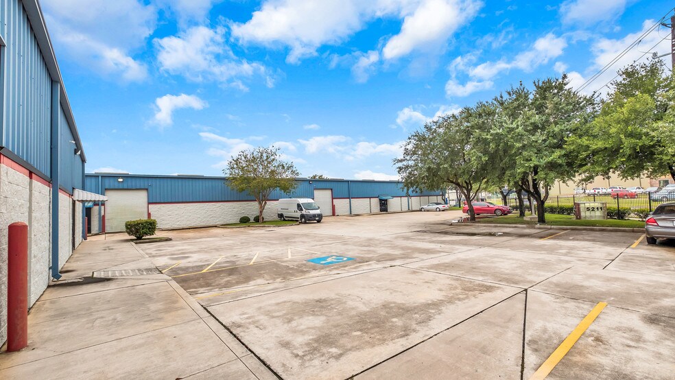 More Photos Of 5213 Brookglen Dr, Houston Light Manufacturing For Lease