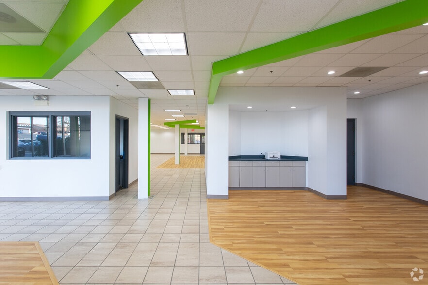 More Photos Of 7080 N Mccormick Blvd, Lincolnwood Warehouse For Lease