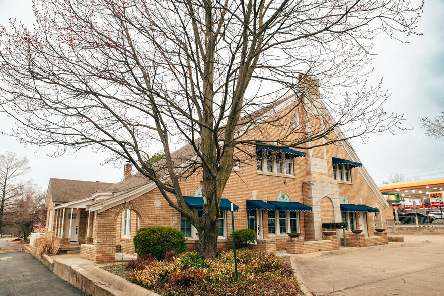 More Photos Of 355 N College Ave, Fayetteville Office For Sale