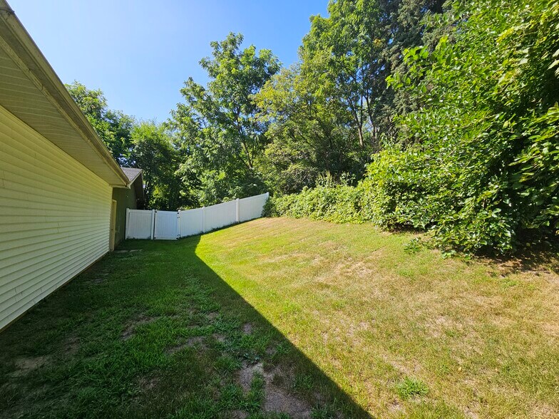 More Photos Of 3949 N River Rd, Freeland Office For Sale
