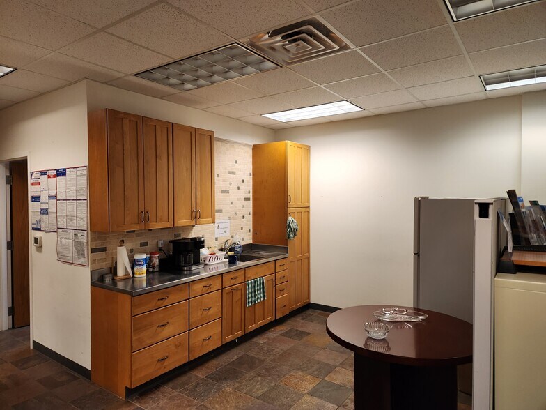 More Photos Of 1020 James Dr, Hartland Light Manufacturing For Lease