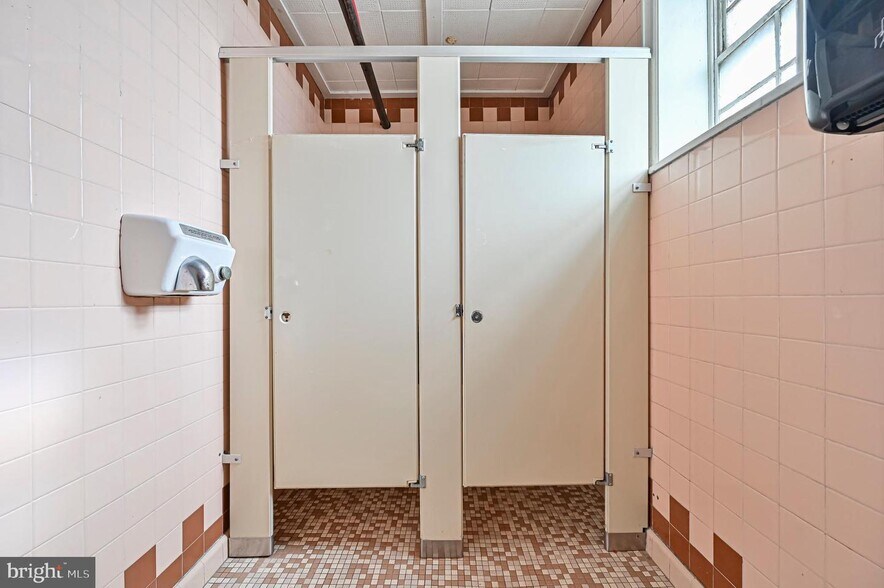 More Photos Of 13 N East Blvd, Vineland Flex For Sale