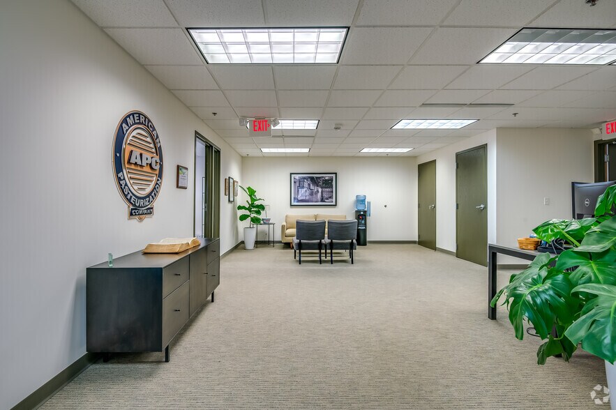 More Photos Of 2675 N Mayfair Rd, Wauwatosa Office For Lease