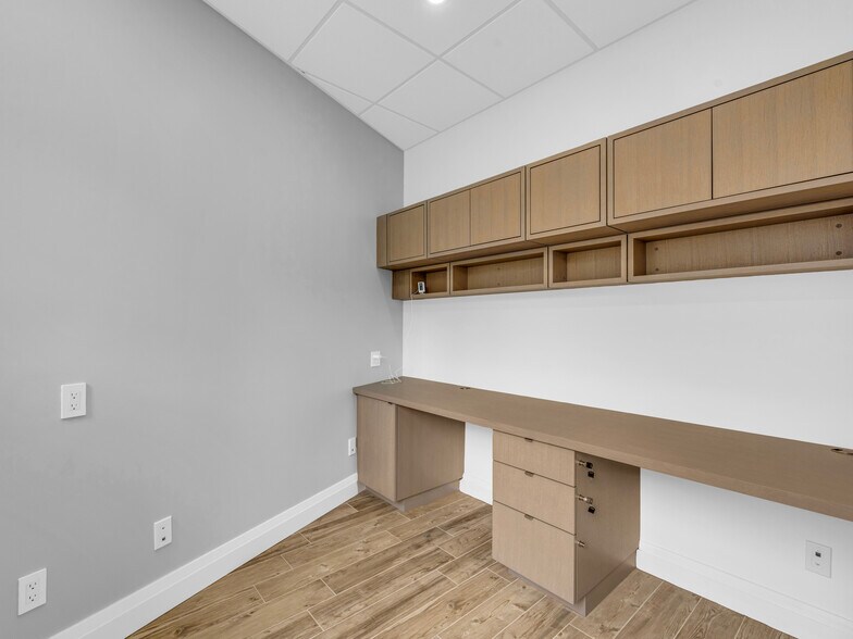 More Photos Of 541 Queen St E, Toronto Storefront For Lease