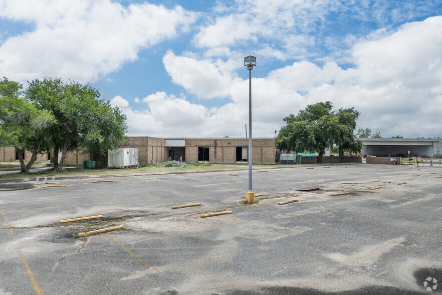 More Photos Of 3100 Gulf Fwy, La Marque Office For Sale