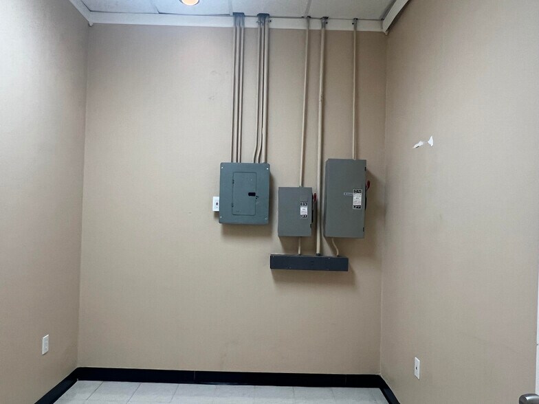 More Photos Of 9600 Bellaire Blvd, Houston Unknown For Lease