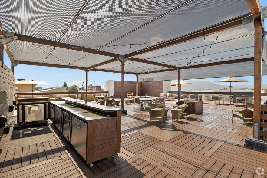 More Photos Of 300 N 3rd St, Burbank Office For Sale