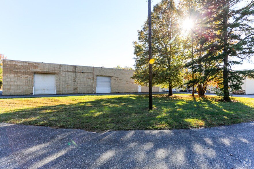 More Photos Of 11601 Hambright Rd, Huntersville Manufacturing For Lease