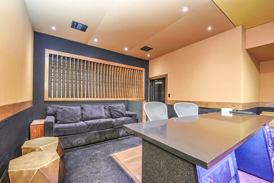 More Photos Of 10800 Ventura Blvd, Studio City Loft Creative Space For Lease