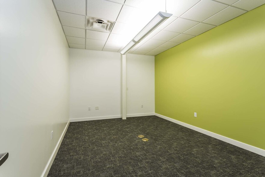 More Photos Of 900 Spring St, Jeffersonville Medical For Lease