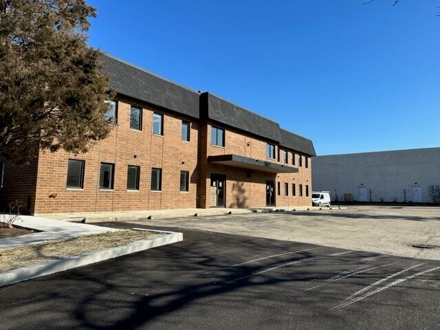 More Photos Of 1035 Havens Ct, Downers Grove Medical For Lease